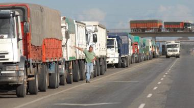 La semana del agro, entre el boom de camiones en Rosario, menos retenciones y críticas a Milei