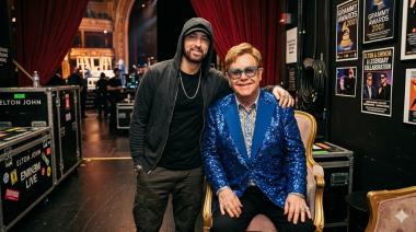 Qué hubo detrás del insólito obsequio de Eminem en la boda de Elton John