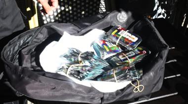 Persecución y un botín inesperado: encontraron 150 paquetes de figuritas del Mundial