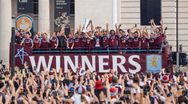 Locura en Birmingham: Aston Villa festejó la Europa League ante una multitud