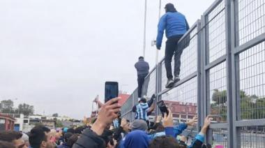 Racing en llamas: bronca contra Milito y último abrazo a Costas en el Cilindro