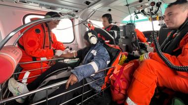 Megaoperativo de Prefectura para aeroevacuar a un marino en alta mar