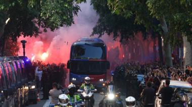 Insólito: hinchas del Barcelona apedrearon su propio micro antes del clásico