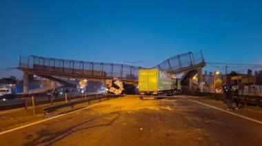 Escobar, km 50 de la Panamericana: un camión derribó un puente y cortó la Ruta 9