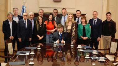 Milei blindó a Adorni en plena crisis: “Prefiero perder la elección que echarlo”
