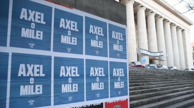 Aparecieron afiches de "Axel o Milei": qué busca Kicillof y qué implica para CFK