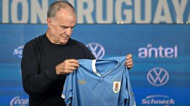 Marcelo Bielsa confirmó en la AUF que dejará Uruguay tras el Mundial 2026