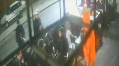 Un minuto y medio de terror: así fue el robo piraña que dejó a empleados golpeados y sin motos