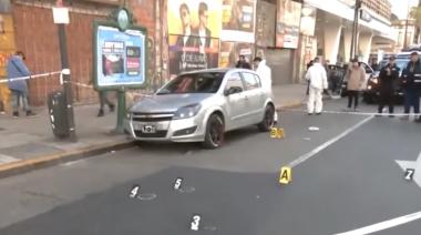 Seis vainas, sangre en las puertas y un auto cerrado: el misterio que investiga la Policía en Once