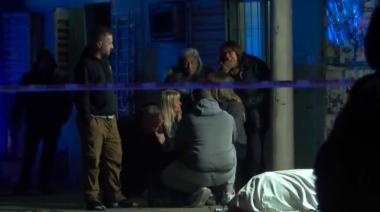 Estaba sentado en la vereda y murió en medio de una lluvia de balas contra un supermercado chino
