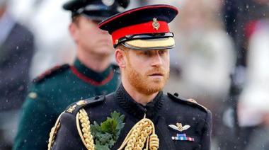 La historia detrás del uniforme que une al Príncipe Harry con un zar ruso