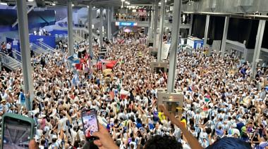 Alocado festejo de la hinchada argentina a la salida del Dallas Stadium