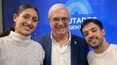 Agostina Hein y Maligno Torres recibieron el Premio “Islas Malvinas” en el Congreso