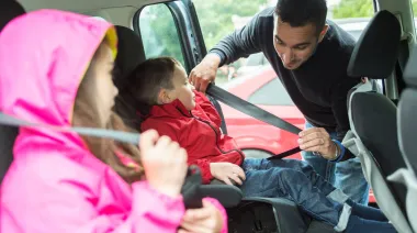 Multas y sillita: el proyecto en PBA que afectaría a familias y conductores