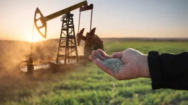El futuro llegó hace rato: el petróleo ya genera tantos dólares como el campo