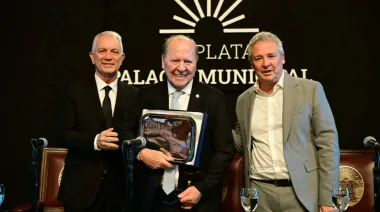 La Plata homenajeó a Raúl Kraiselburd por su aporte al periodismo