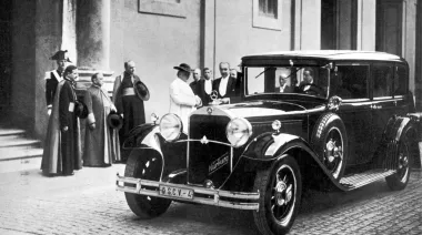 Del trono ceremonial al blindaje: la increíble evolución del transporte papal