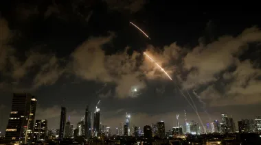 Israel e Irán reanudan los ataques mientras avanzan negociaciones de paz