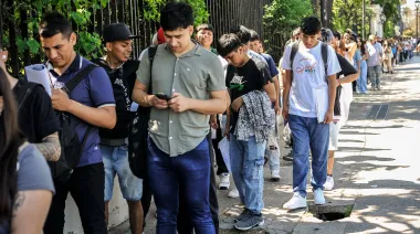 Jóvenes endeudados: casi el 40% ya tiene dificultades para pagar sus deudas