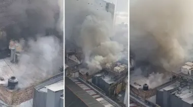 Una columna de humo en el centro de La Plata: se incendió KFC y obligó a evacuar comercios