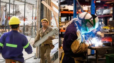 La economía de Milei no encuentra piso: nueva caída de la industria y la construcción