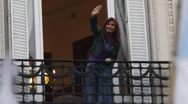 La Cámpora, sindicatos y el PJ coparon la calle San José 1111 por Cristina