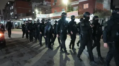 Lo que encontraron en un operativo en la 1-11-14: droga, celulares y comercios clausurados
