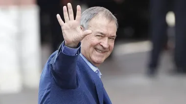 Schiaretti trata de mentiroso a Adorni y pide su renuncia