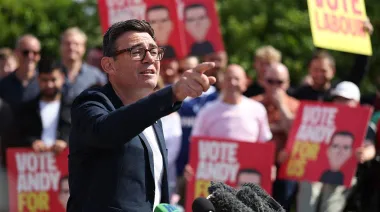 Andy Burnham busca volver al Parlamento y desafiar el liderazgo de Starmer