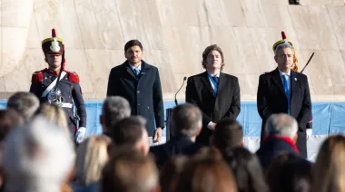 Silbidos y reclamo de Pullaro a Milei: el recuerdo del Día de la Bandera 2024