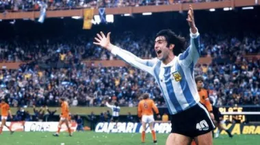 Los goles de Mario Kempes, los papelitos de Clemente y un país que no veía