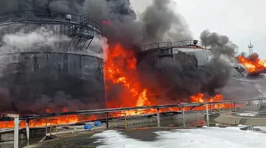 La guerra llegó al surtidor: Ucrania golpea refinerías y Rusia ya piensa en importar combustible