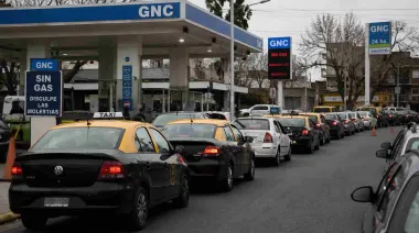 Frío extremo y estaciones vacías: vuelven las colas para cargar GNC