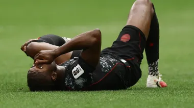 La dura sanción de FIFA a Madibo, el jugador que fracturó a Ismaël Koné en el Mundial