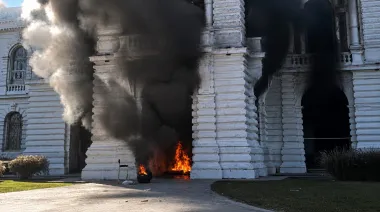 Incendiaron la entrada de la Municipalidad de La Plata: qué pasó y por qué