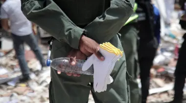 Más fusiles que palas: la denuncia que persigue a policías y militares en Venezuela