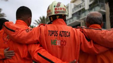 Los Topos de México llegan a Venezuela para buscar vida bajo los escombros