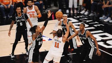NBA: los Knicks remontaron 14 puntos en San Antonio y se llevaron el Juego 1