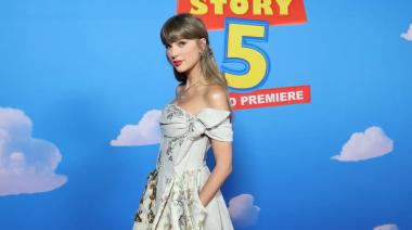 Taylor Swift sorprendió en Los Ángeles y encendió la premiere de Toy Story 5