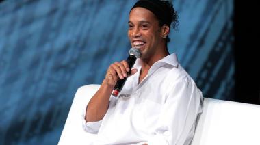 Ronaldinho debutó en la música y Argentina metió seis nombres en su gran disco