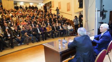 Britos activa señales de salida y su acercamiento a Alak sacude el tablero político