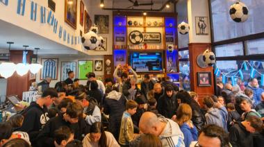 La fiebre de figuritas invade Mar del Plata en la previa del debut argentino