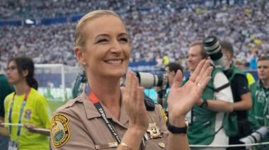 Quién es Silvia Nadal, la sheriff uruguaya que emocionó cantando NTVG en el Miami Stadium