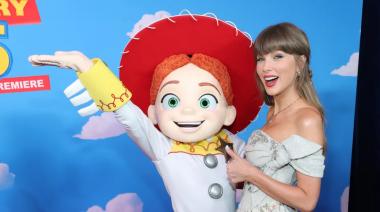 Taylor Swift vuelve a dominar la escena y ya mueve premios, cine y NBA