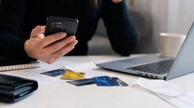 Le robaron el celular, sacaron préstamos y vaciaron sus cuentas: la Justicia frenó los cobros
