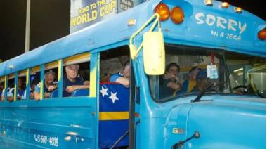 La selección de Curazao viajó en bus escolar rumbo al Grupo E con Alemania y Ecuador