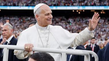 El Papa abrió una jornada histórica en el Bernabéu y recibió una camiseta del Real Madrid