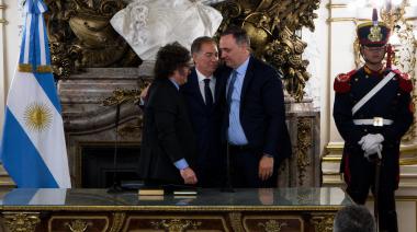 Milei, Santilli y Adorni se dieron un triple abrazo: así fue la jura del jefe de Gabinete