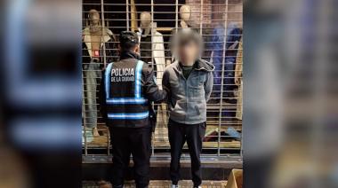 Entró por un balcón, redujo a un joven mientras dormía y cayó por un detalle inesperado
