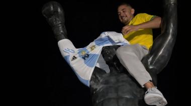 Hinchas brasileños apelan a la "maldición de Rocky" para mufar a la Argentina
